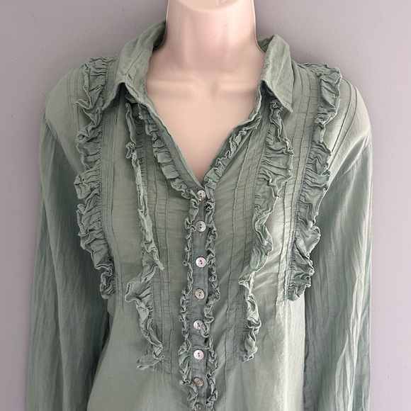 JP and Mattie Green Ruffles Blouse Mother of Pearl Buttons Size Medium - Picture 2 of 12
